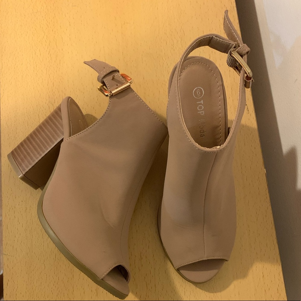 Beige peep toe heel booties! ✨ size:6